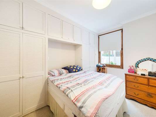 Flat Eustace Road in Greater London