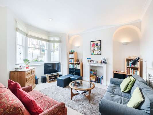 Flat Eustace Road in Greater London