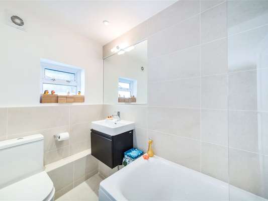 Flat Eustace Road in Greater London