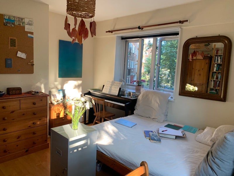 Room Basingdon Way in Greater London