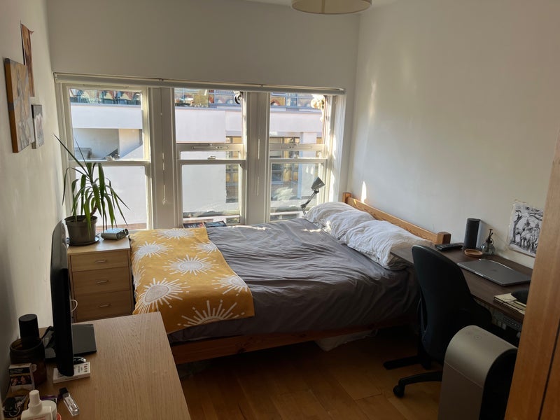 Room Farringdon Road in Greater London