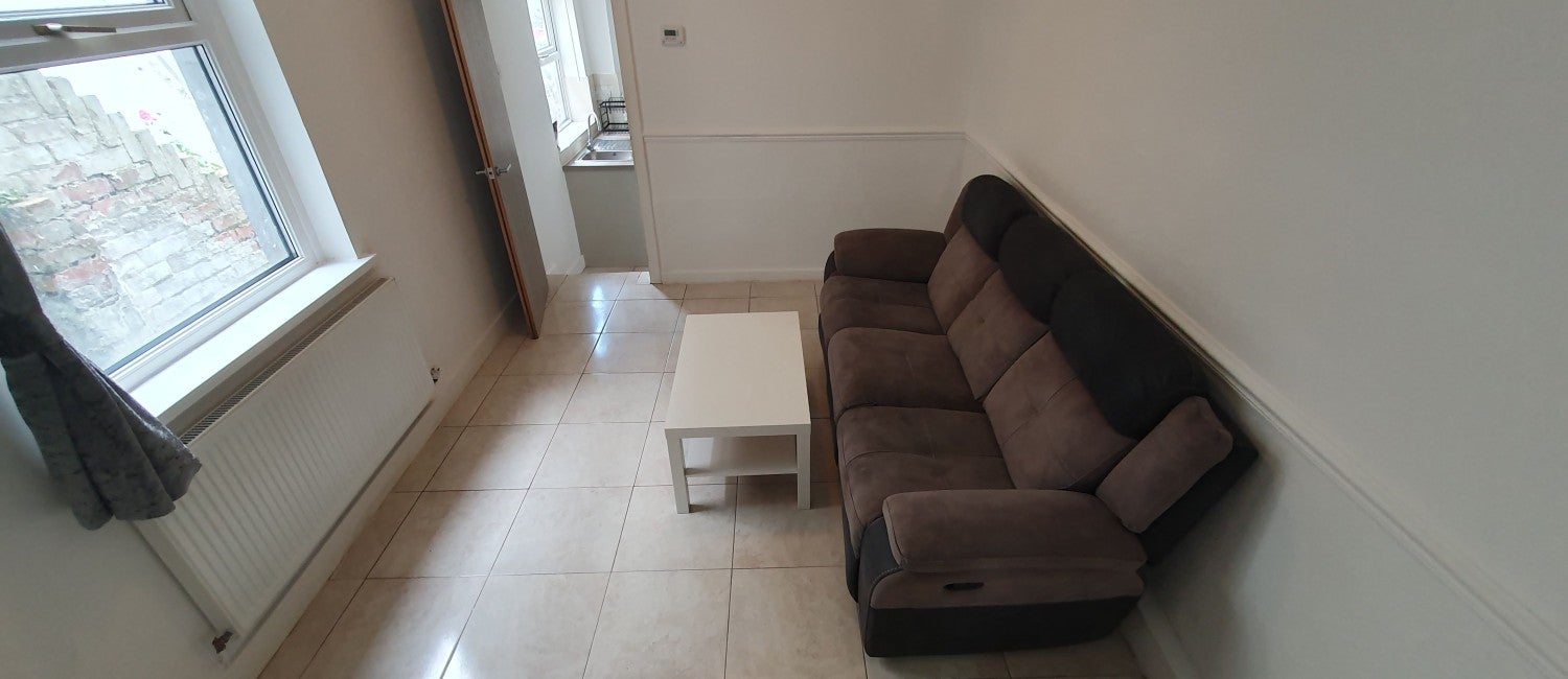 Flat Tewkesbury Street in Cardiff