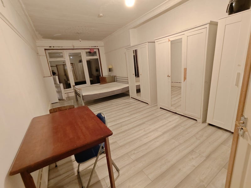 Room Hollycroft Avenue in Greater London