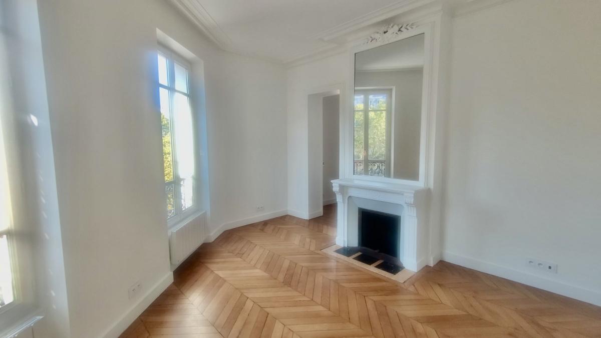 Flat Rue Jouffroy d'Abbans in Paris
