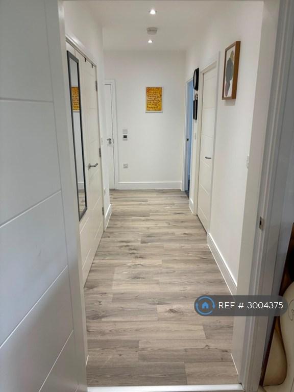 Flat Adit Road in Greater London