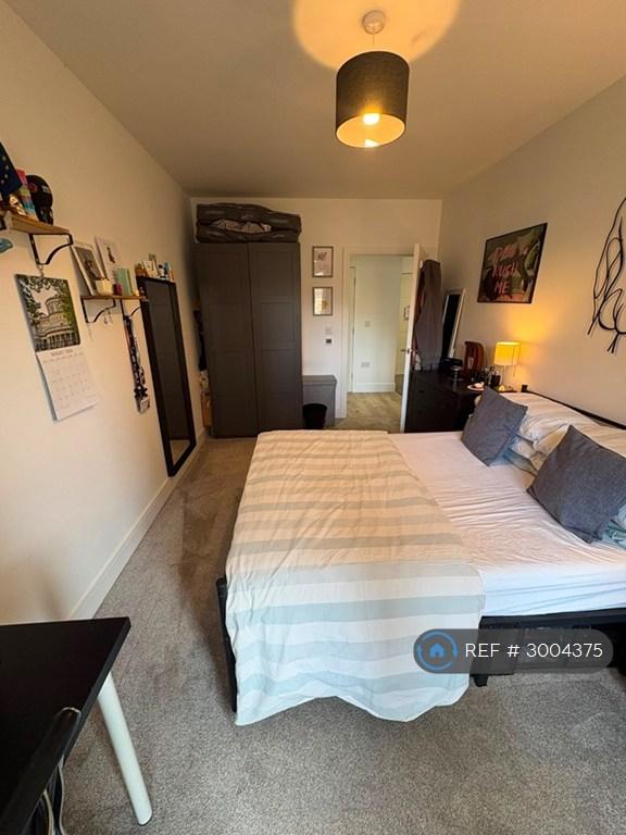 Flat Adit Road in Greater London
