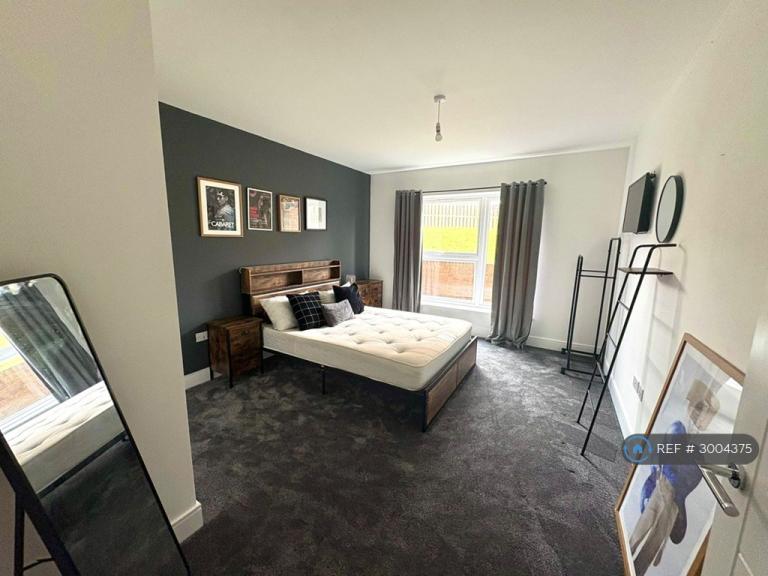 Flat Adit Road in Greater London