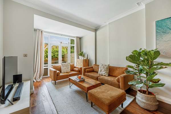 Flat Fordhook Avenue in Greater London