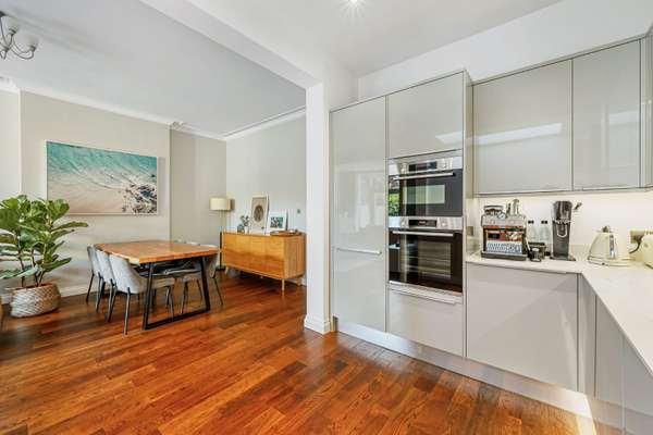 Flat Fordhook Avenue in Greater London
