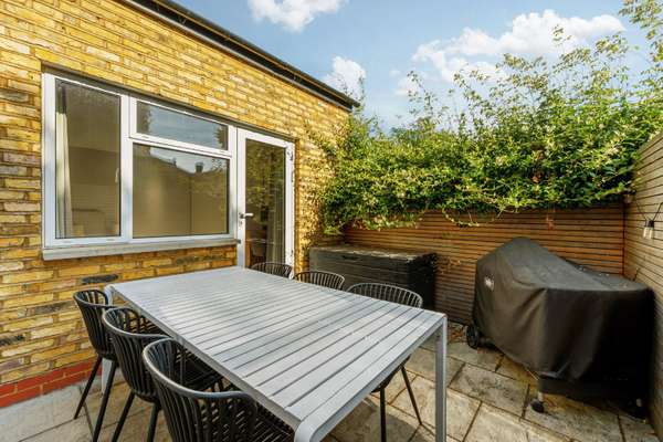 Flat Fordhook Avenue in Greater London