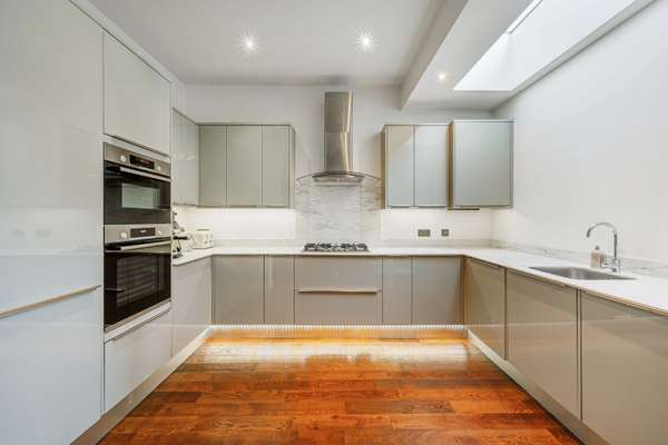 Flat Fordhook Avenue in Greater London