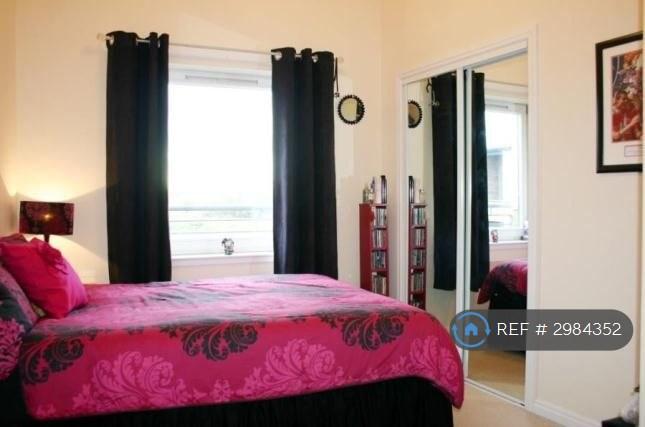 Flat Cask Crescent in Stirling