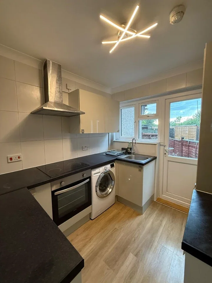 Room Attlee Drive in Dartford
