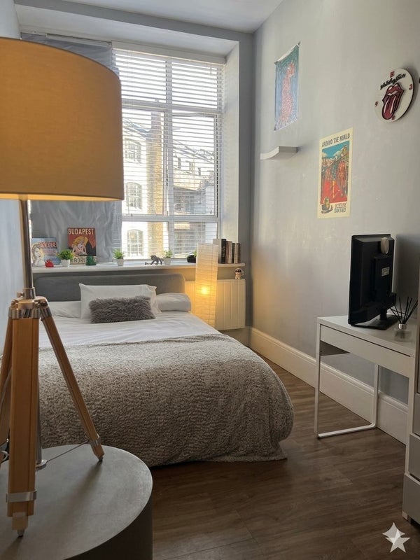 Room Dingley Road in Greater London