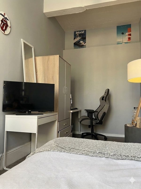 Room Dingley Road in Greater London