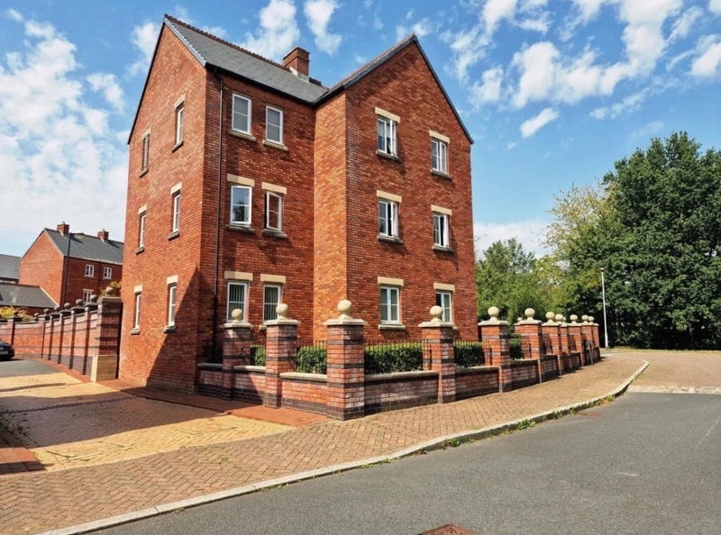 Flat Danvers Way in Preston