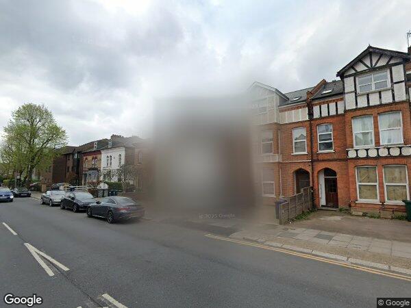 Flat Ballards Lane in Greater London