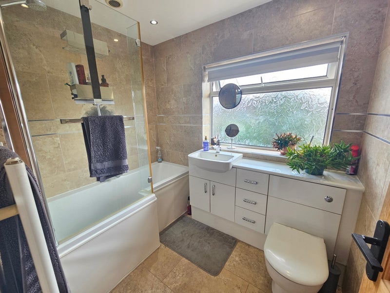 Room Farnborough Road in Nottingham