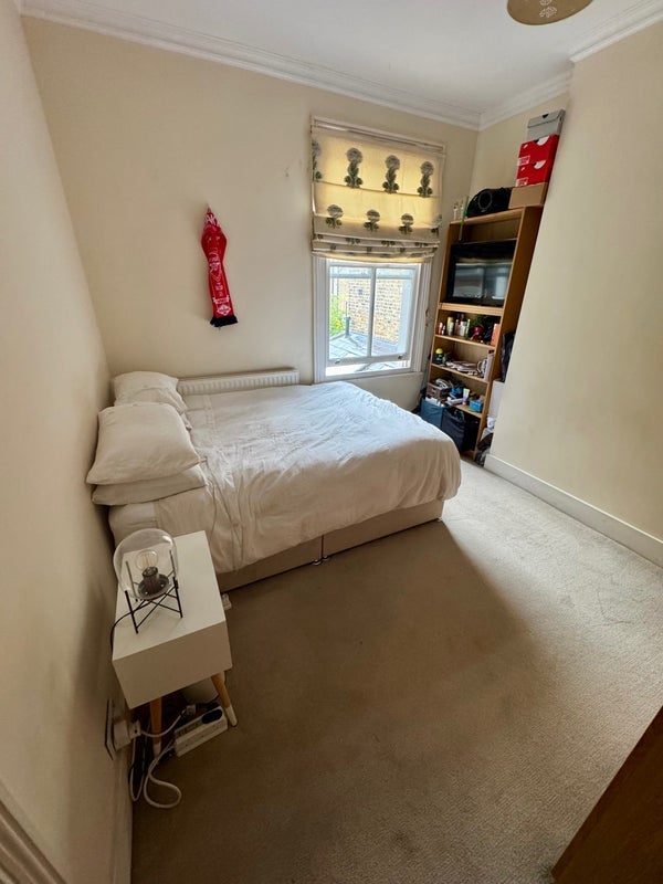 Room Cathles Road in Greater London