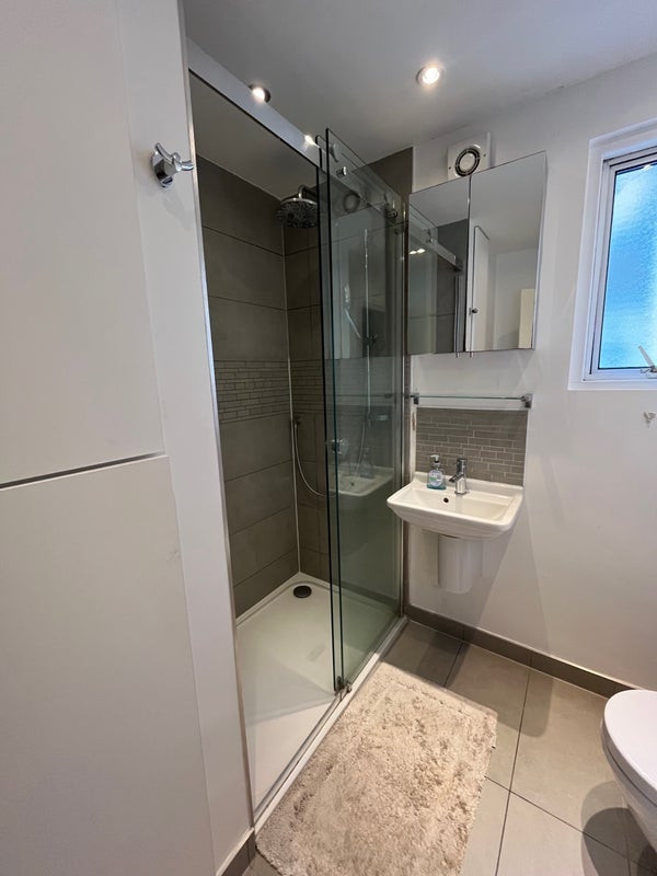 Room Cathles Road in Greater London