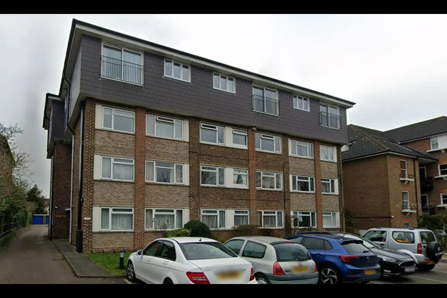 Flat Queen's Court in Greater London