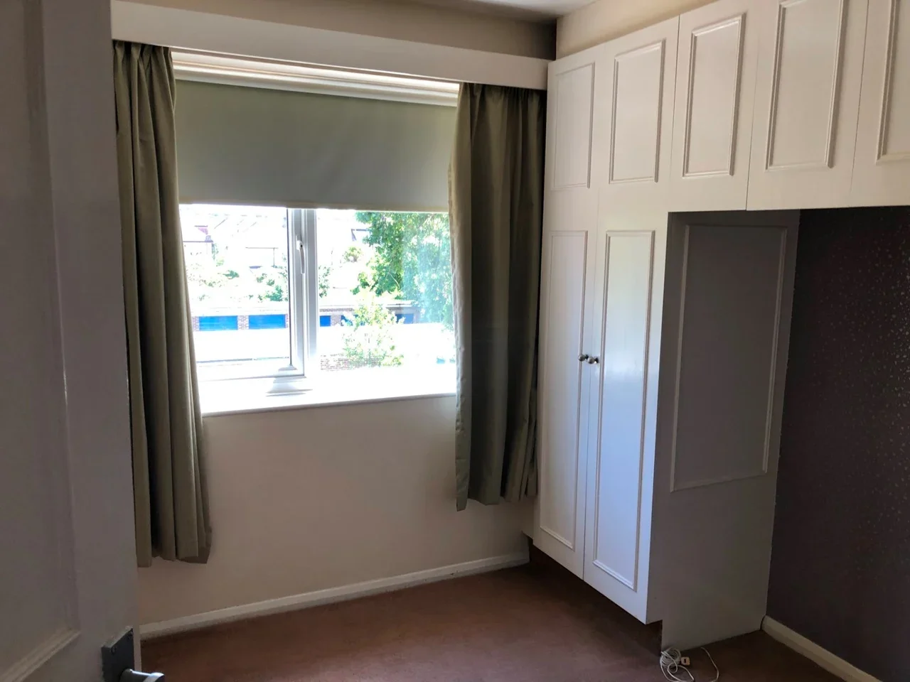 Flat Queen's Court in Greater London