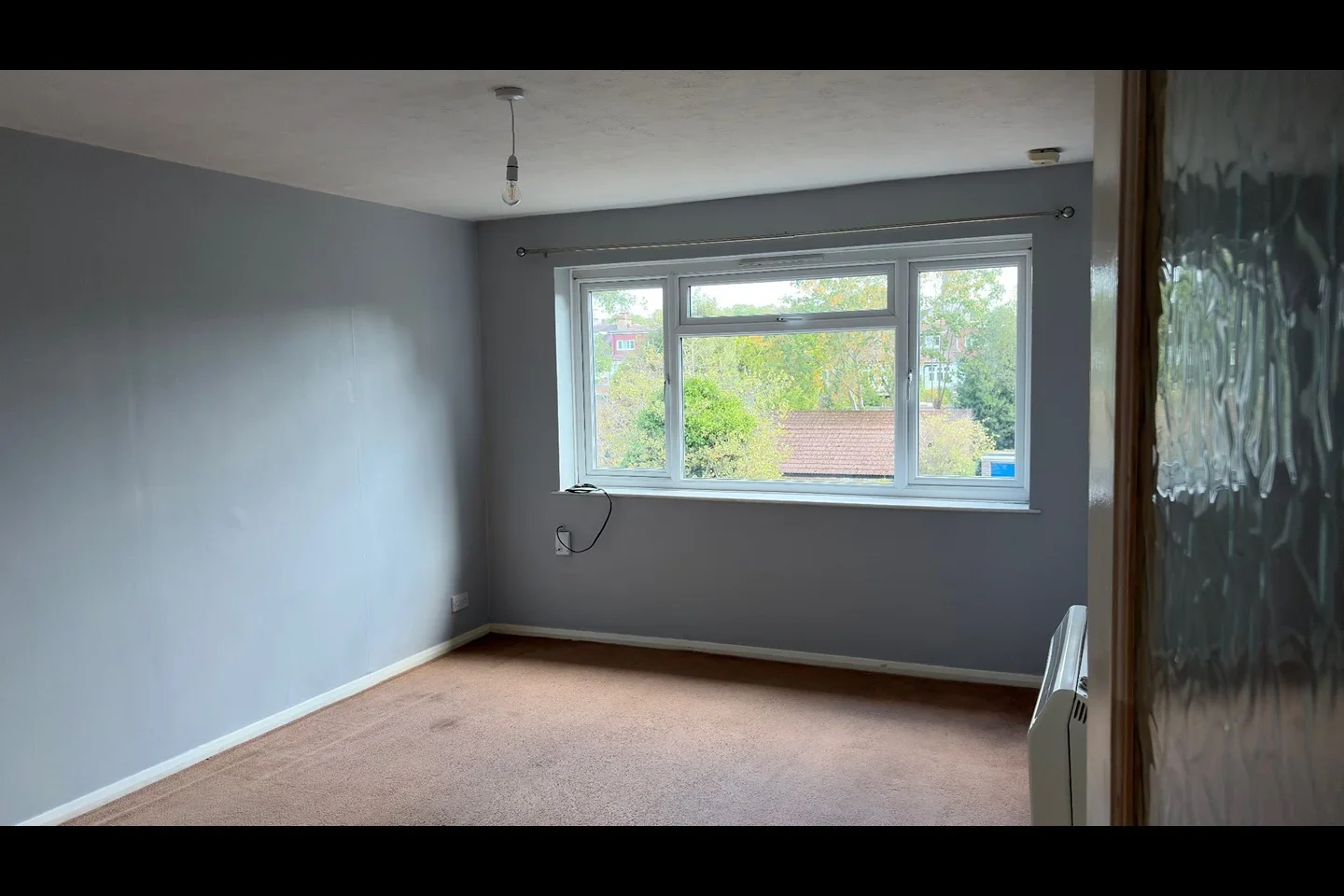 Flat Queen's Court in Greater London