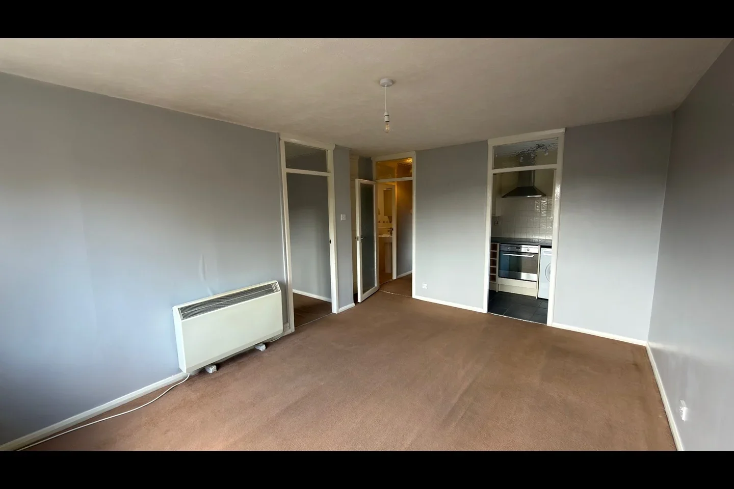 Flat Queen's Court in Greater London