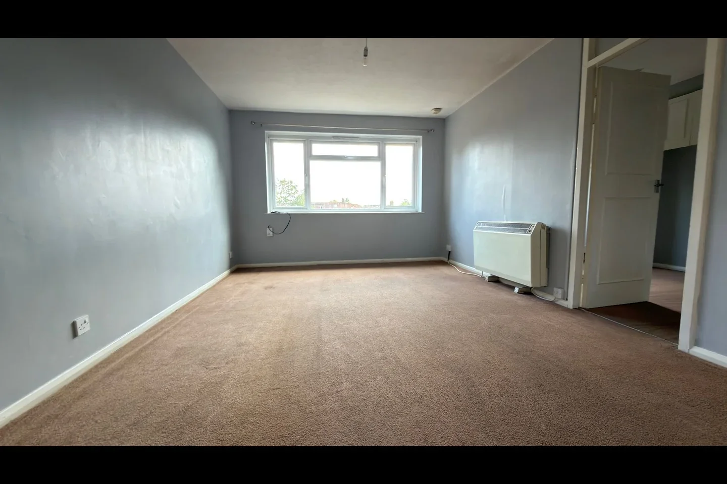 Flat Queen's Court in Greater London