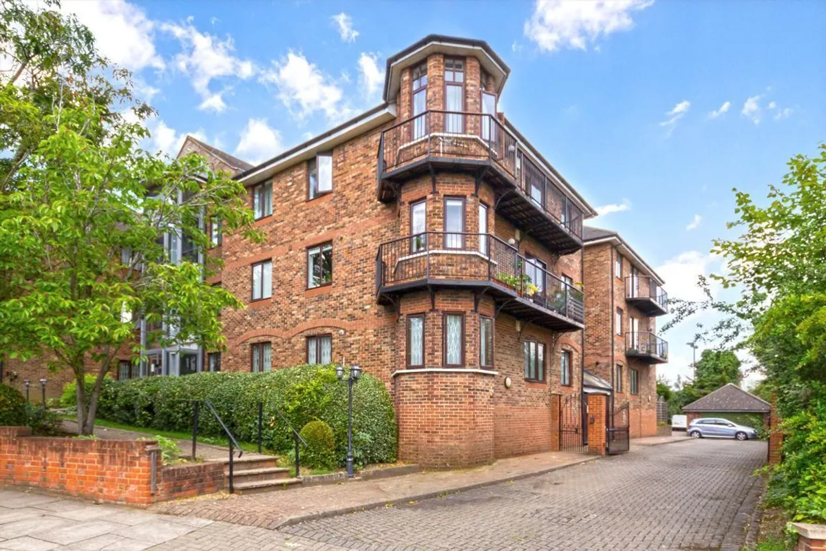 Flat Park View Road in Greater London