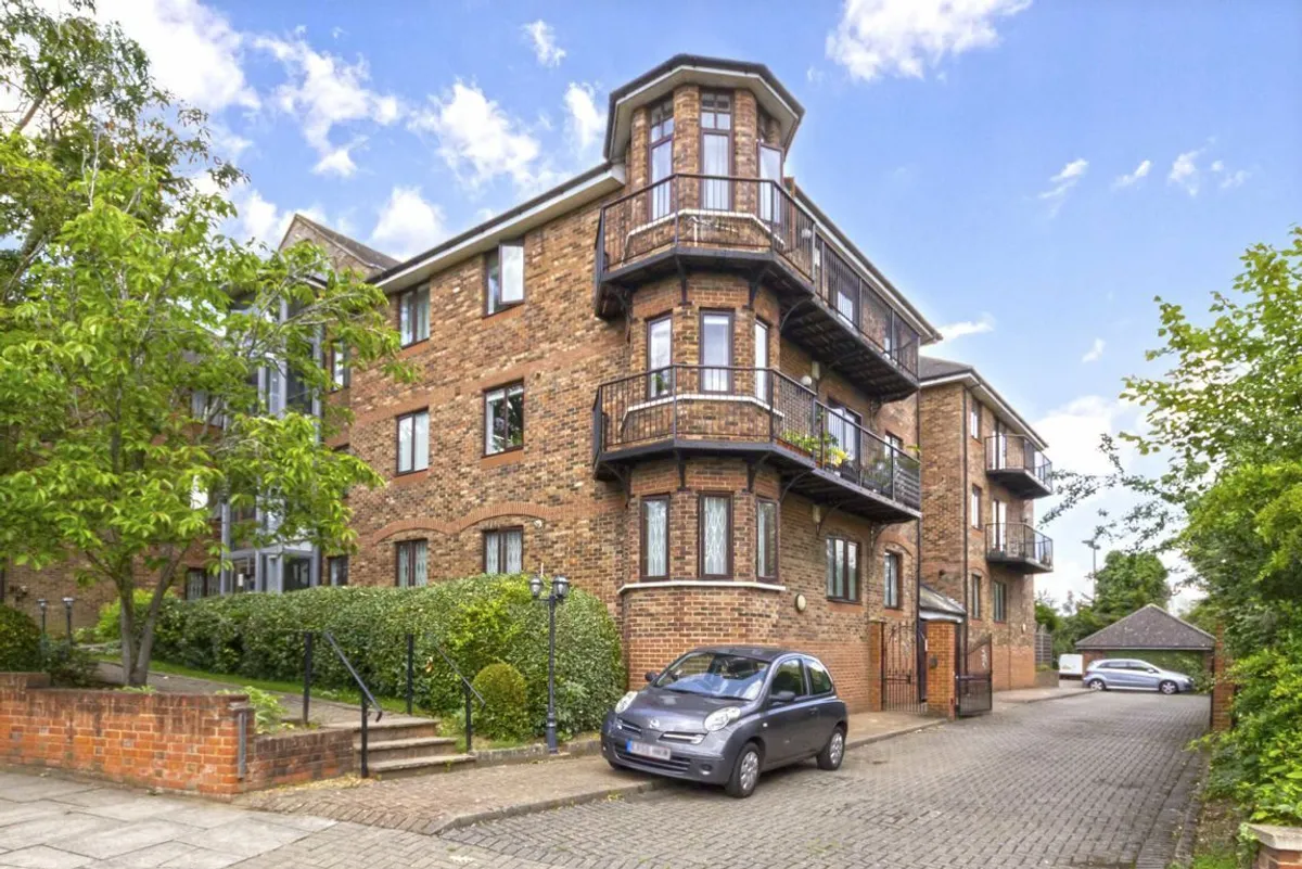Flat Park View Road in Greater London