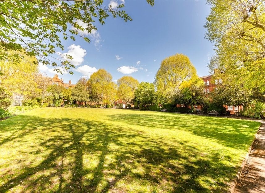 Flat Queen's Club Gardens in Greater London