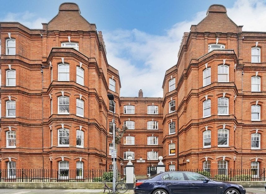 Flat Queen's Club Gardens in Greater London
