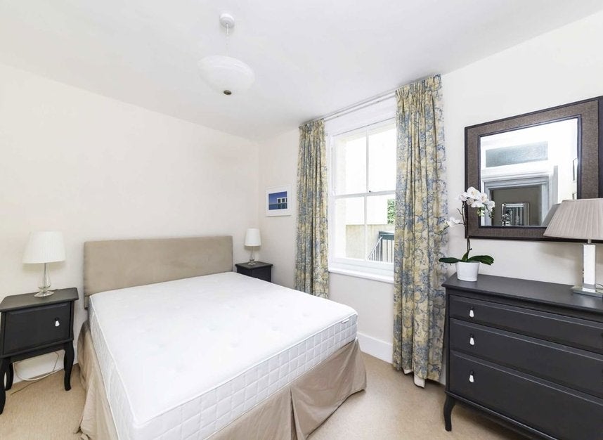 Flat Queen's Club Gardens in Greater London