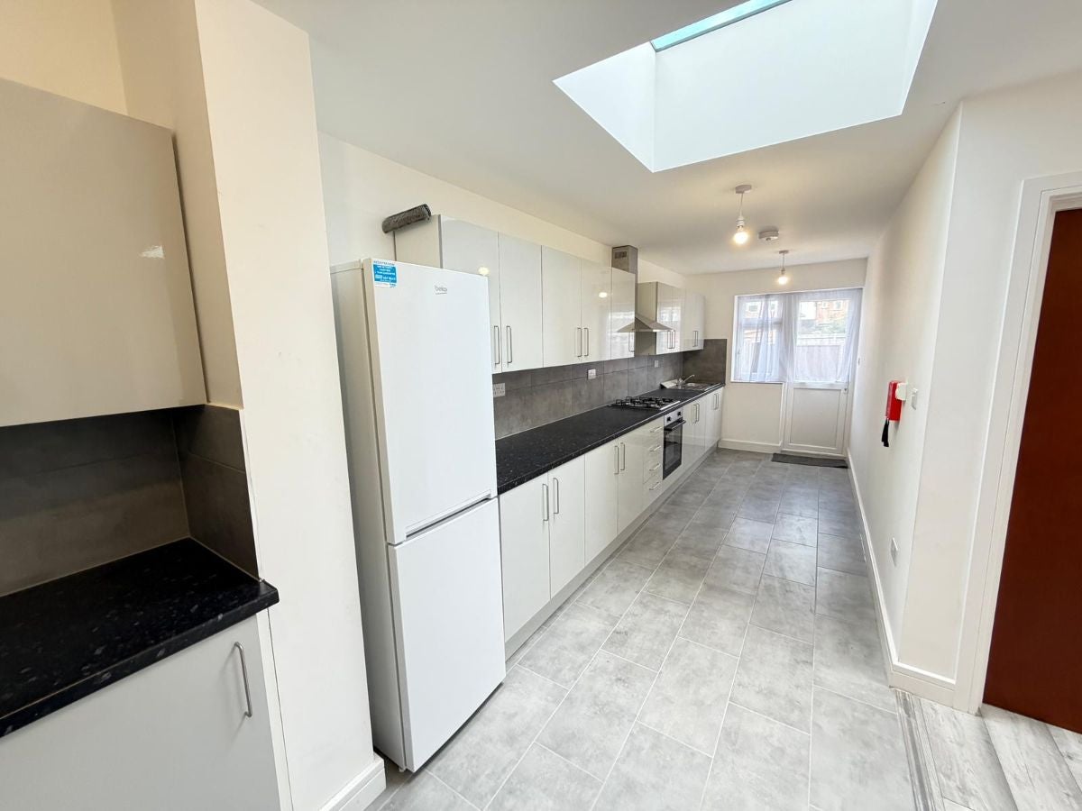 Flat Larkfield Avenue in Greater London