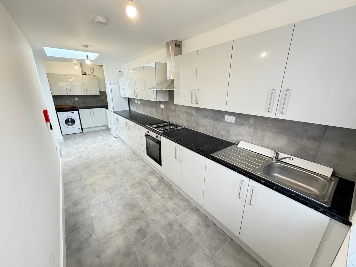 Flat Larkfield Avenue in Greater London