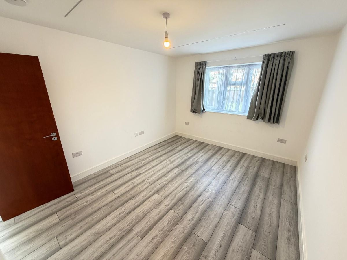 Flat Larkfield Avenue in Greater London