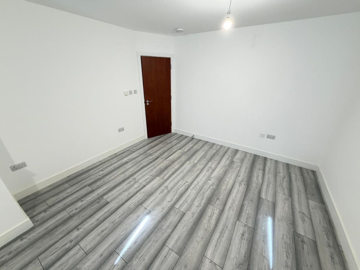 Flat Larkfield Avenue in Greater London