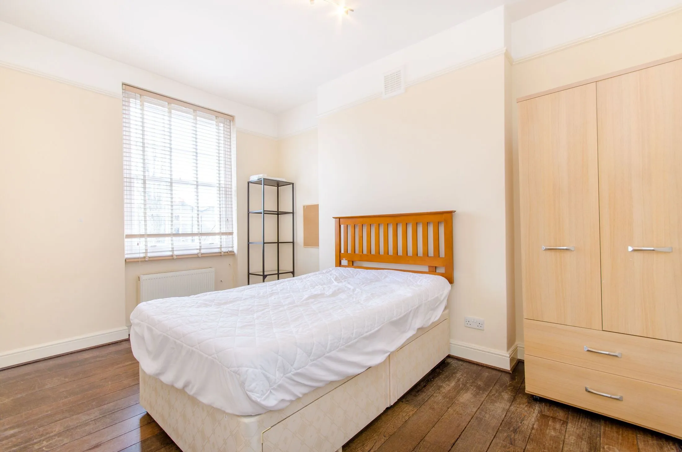 Flat Cruikshank Street in Greater London
