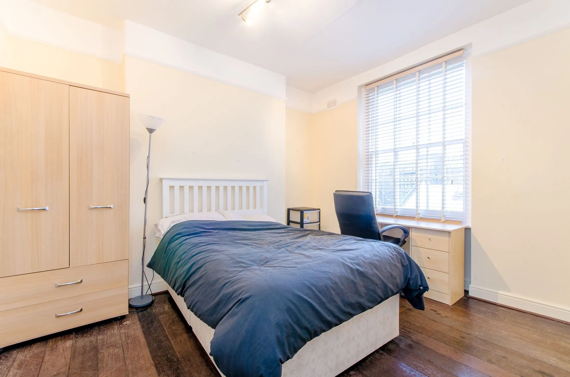 Flat Cruikshank Street in Greater London