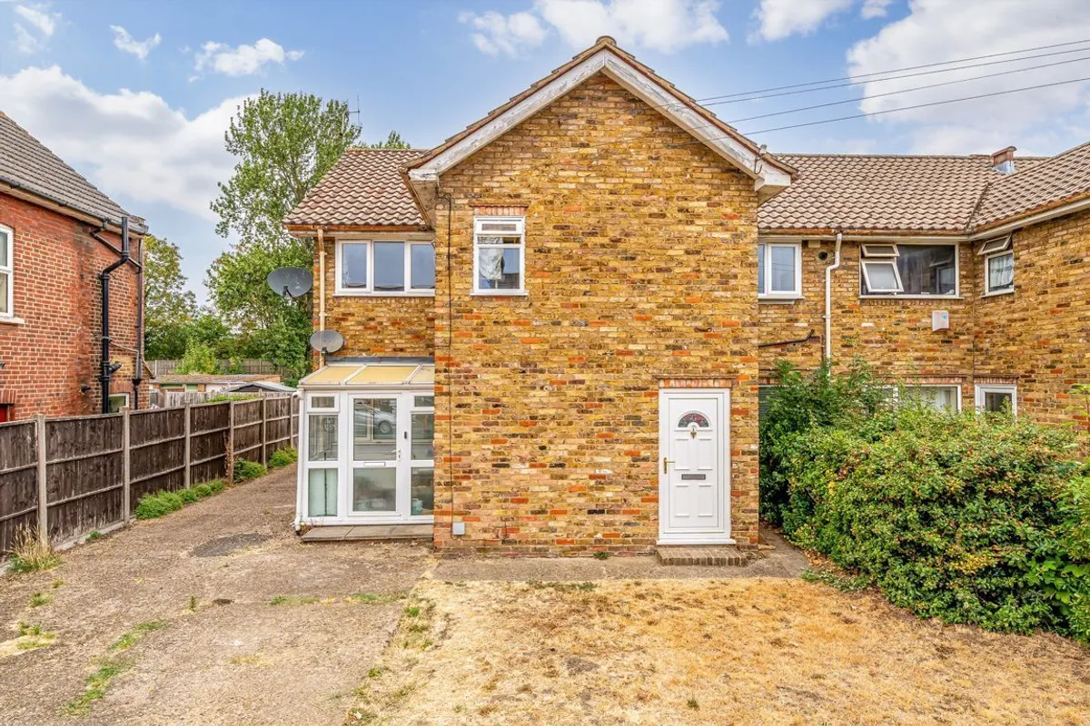 Flat Woodthorpe Road in Borough of Spelthorne
