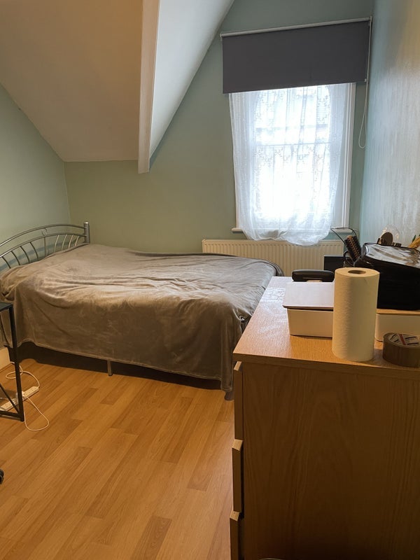 Room High Road in Greater London