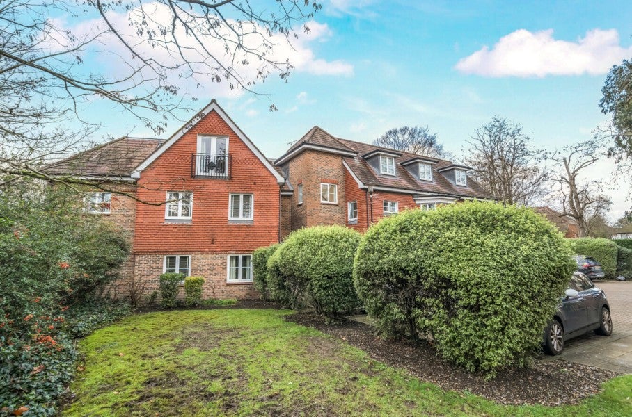 Flat Wey Road in Elmbridge