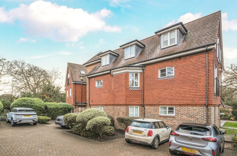 Flat Wey Road in Elmbridge
