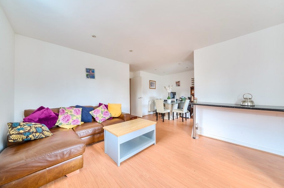 Flat Wey Road in Elmbridge