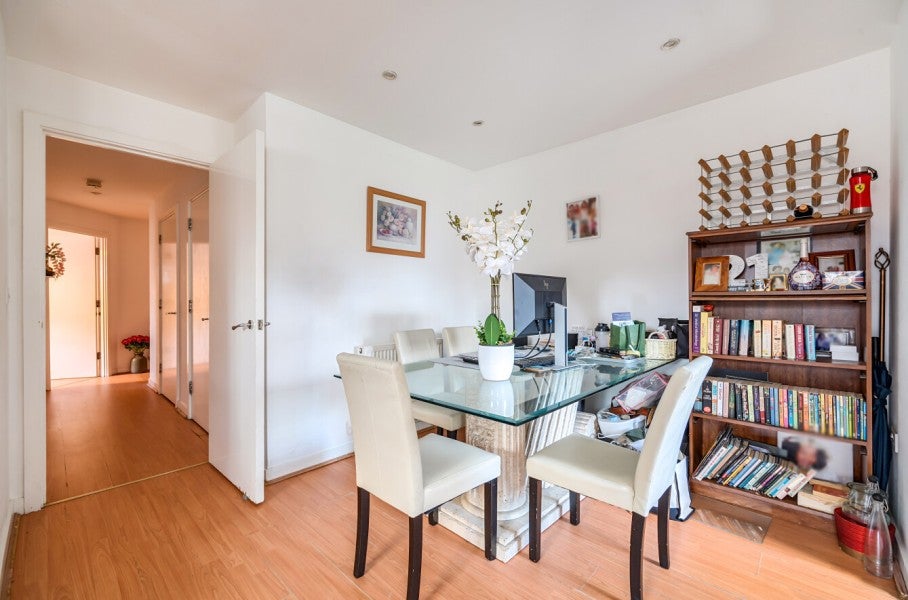 Flat Wey Road in Elmbridge