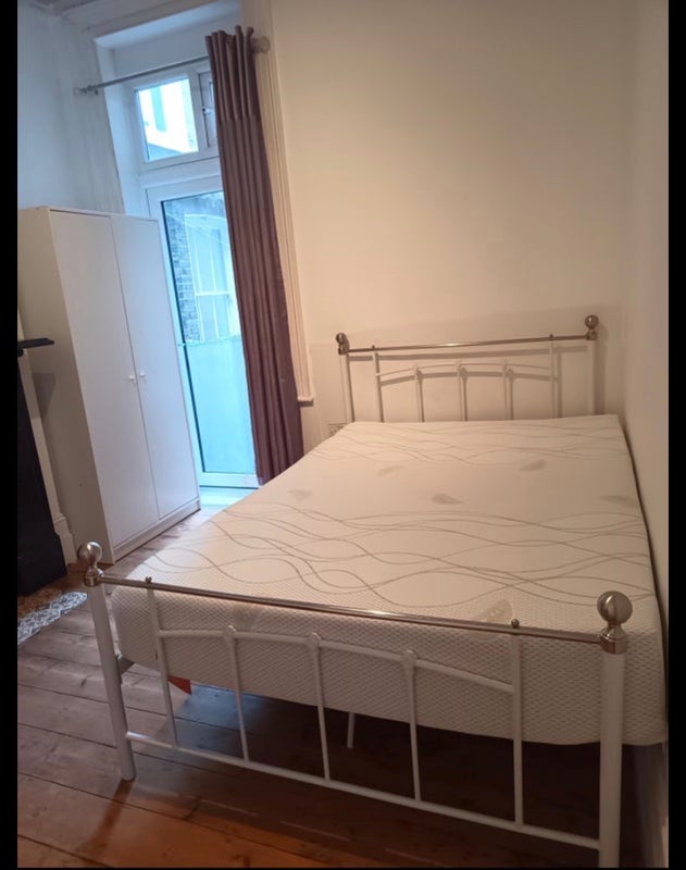 Room Mirabel Road in Greater London