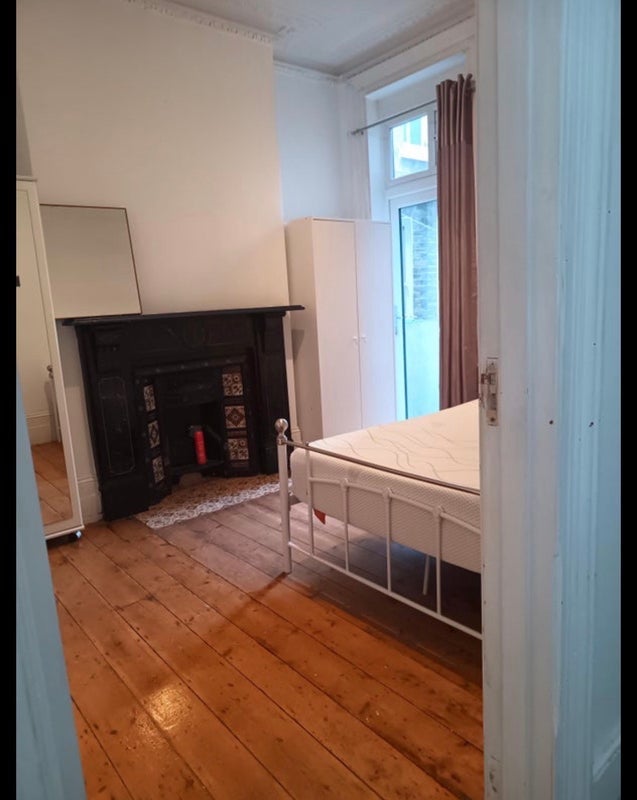 Room Mirabel Road in Greater London