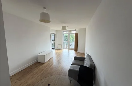 Flat Bowes Road in Greater London
