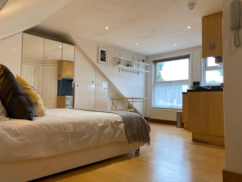 Room Sangley Road in Greater London